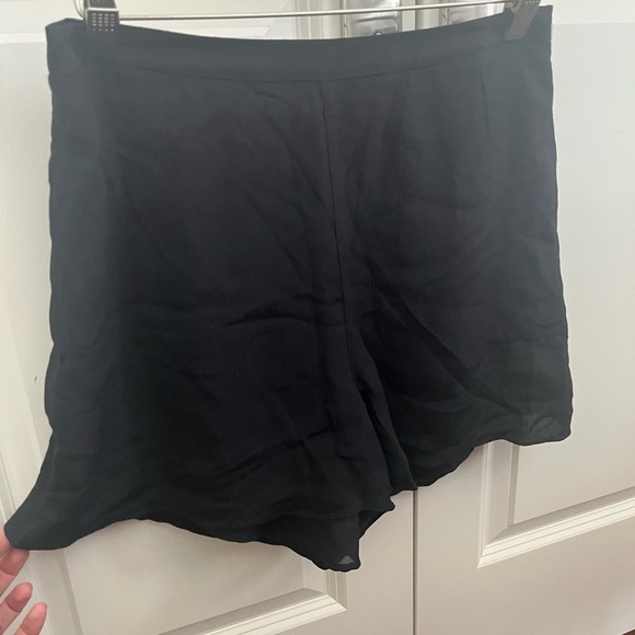 Aritzia Wilfred Emelyn black Crepe High Waisted Rise Flat Front Shorts 62717 s10 - Picture 3 of 10